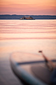 Ausflugsboot Starnberg und SUP Board auf dem abendlichen See, Starnberger See, Bayern