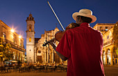 Älterer Mann mit Violine, nachts am Plaza de la Catedral, Havana, Kuba