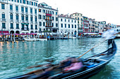 Unscharfe Gondel in Venedig, Italien