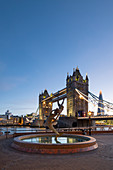 Tower Bridge und The Shard, London, England, Vereinigtes Königreich, Europa