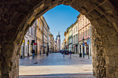 Eine Straßenszene in der mittelalterlichen Altstadt, UNESCO-Welterbestätte, Krakau, Polen, Europa