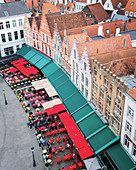Mittelalterliche Zunfthäuser auf Marktplatz, Brügge, Westflandern, Belgien