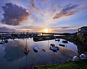 Frühlingssonnenaufgang über dem Fischerhafen von Newlyn, Cornwall, England, Vereinigtes Königreich, Europa