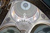 Kuppel mit Lüster in der Moschee Cuma, Altstadt von Baku, Aserbaidschan, Asien