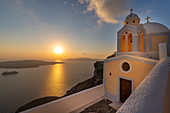 Blick auf Fira und die griechische Kirche Saint Stylianos, Firostefani, Santorini (Thira), Kykladen-Inseln, griechische Inseln, Griechenland, Europa