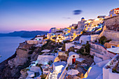 Blick auf das Dorf Oia in der Dämmerung, Santorini, Kykladen, Ägäische Inseln, griechische Inseln, Griechenland, Europa