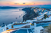 Blick auf das Dorf Oia bei Sonnenuntergang, Santorini, Kykladen, Ägäische Inseln, griechische Inseln, Griechenland, Europa