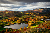 Blick auf die Herbstdämmerung vom Loughrigg Fell, Lake District Nationalpark, UNESCO-Weltkulturerbe, Cumbria, England, Großbritannien, Europa