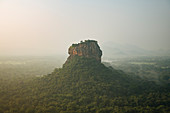 Blick auf Sigiriya von Pidurangula in der Dämmerung, Zentralprovinz, Sri Lanka, Asien