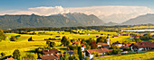 Blick vom Aidlinger Höhe über Aidling zum Wettersteingebirge und Zugspitze, Oberbayern, Bayerische Alpen, Bayern, Deutschland, Europa