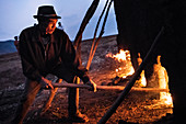 Ziegeleiarbeiter mit Brennöfen bei der Arbeit in der Nähe von Antsirabe, Region Vakinankaratra, Madagaskar, Afrika