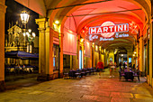 Blick auf das Martini Café unter den Arkaden in der nächtlichen Einkaufspassage, Turin, Piemont, Italien, Europa, etc