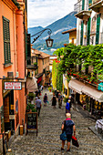 Blick auf die Geschäfte in der Kopfsteinpflasterstraße in Bellagio, Provinz Como, Comer See, Lombardei, Italienische Seen, Italien, Europa, Europa