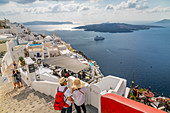 Blick auf Fira-Restaurants und Kreuzfahrtschiffe, Firostefani, Santorini (Thira), Kykladen, Griechische Inseln, Griechenland, Europa