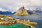 Sakrisoy-Dorf umgeben von Bergen und Kristallmeer, Reine, Nordland, Lofoten-Inseln, Norwegen, Europa