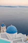 Oia bei Sonnenuntergang in Santorini, Kykladen, Ägäische Inseln, griechische Inseln, Griechenland, Europa