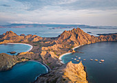 Himmel über den braunen Hügeln der Insel Komodo, Nusa Tenggara Timur, Indonesien