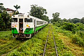 Lokale Passagiere fahren mit der Yangon Central Railway, Myanmar