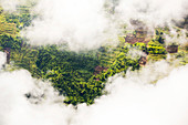 Blick aus der Luft auf abgeholzte Waldhänge, ersetzt durch Ackerland für die Subsistenzlandwirtschaft in Malawi