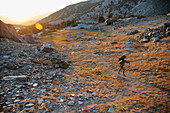Wanderer unterwegs zu den Deer Lakes auf dem Mammoth Crest Trail bei Sonnenuntergang, Kalifornien, USA