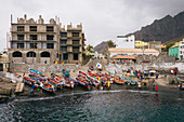 Eine Gruppe von Fischern mit ihren Booten versammeln sich im Hafen auf der Insel Santo Antao von Kap Verde, Afrika.