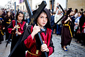 Jungen und Mädchen tragen Kreuze während den Oster-Feiertagen in Baeza, Jaen Province, Andalusien, Spanien