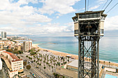 Hafen mit Strand und Stadt im Hintergrund, Barcelona, Katalonien, Spanien hoch