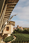 Ansicht von Weinbergen und von altem Dorf vom Hotel in Pamplona, Spanien