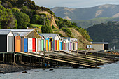 Bunte Bootshäuser, Banks Peninsula, Canterbury, Südinsel, Neuseeland, Ozeanien