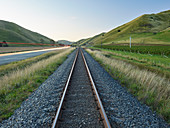 Gleise nahe Seddon, Marlborough, Südinsel, Neuseeland, Ozeanien