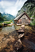 Holzhütte am Obersee, im Hintergrund der Nationalpark Berchtesgaden, Bayern, Deutschland