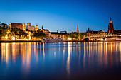 Blick über Fluss auf Gebäude bei Sonnenuntergang in Frankfurt, Deutschland