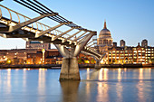 Millennium Bridge und St. Paul's bei Sunset, London, England, Großbritannien