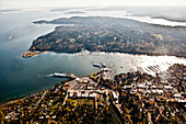 Fähre angedockt am Bainbridge Island Terminal, Bainbridge Island, WA, USA