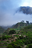 Kap Verde, Insel Santo Antao, Berglandschaft mit traditionellen Hütten