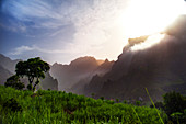 Kap Verde, Insel Santo Antao, Landschaft mit Bergen, grünes Tal, Sonnenuntergang