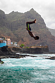 Kap Verde, Insel Santo Antao, Jugendlicher macht Salto ins Meer