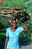 Junge Frau trägt Brennholz auf ihrem Kopf, Insel Santiago, Kap Verde