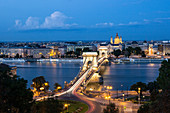 Blick auf die Kettenbrücke und die Donau in Budapest, Ungarn