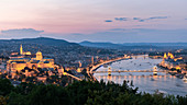Abendlicher Blick auf die Burg von Budapest, die Donau mit den Schiffen und die Kettenbrücke.