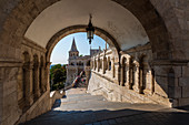 Die Fischerbastei in Budapest, Ungarn. Blick vom Torbogen auf den Turm