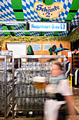 Bierauschank im Bierzelt auf dem Oktoberfest, München, Bayern, Deutschland