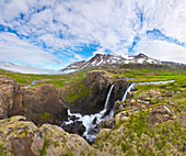 Fluss mit Wasserfällen in der Tundra, Klifbrekkufossar-Wasserfall, Mjoifjordur, Island