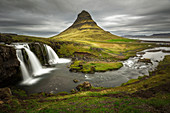 Gipfel und Wasserfall, Kirkjufellsfoss, Snaefellsnes-Halbinsel, Island