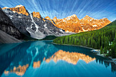 Berge reflektierten sich im Glazial- See, Moraine See, Nationalpark Banffs, Alberta, Kanada