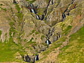 Wasserfälle, die von steilen Felsen herunterfallen, Westfjorde, Island