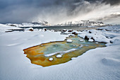 Geothermisches Wasser, das im Winter in den Ozean fließt, Austvagoya, Norwegen