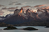 Berge und See, Lake Pehoe, Paine-Massiv, Torres del Paine, Nationalpark Torres del Paine, Patagonia, Chile