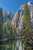 Felsformationen, unterer Kathedralenfelsen, mittlerer Kathedralenfelsen, höherer Kathedralenfelsen, Yosemite Nationalpark, Kalifornien