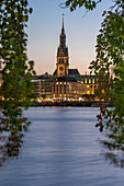 Blick von der Binnenalster auf das beleuchtete Rathaus bei Einbruch der Dunkelheit, Hamburg, Deutschland, Europa